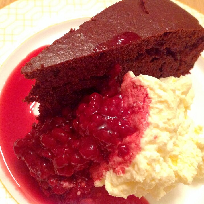 チョコレートケーキ クリームとラズベリーソース添え レシピ 作り方 By Findus 楽天レシピ